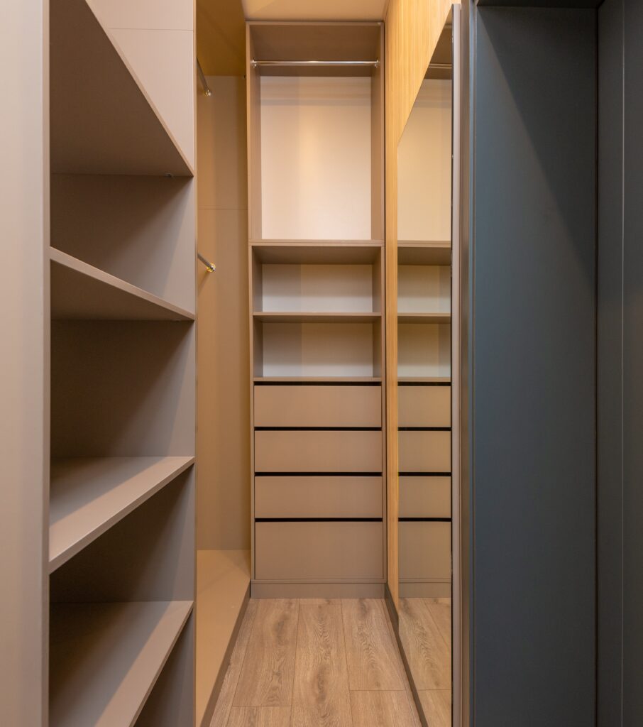 diseños modernos closets en madera